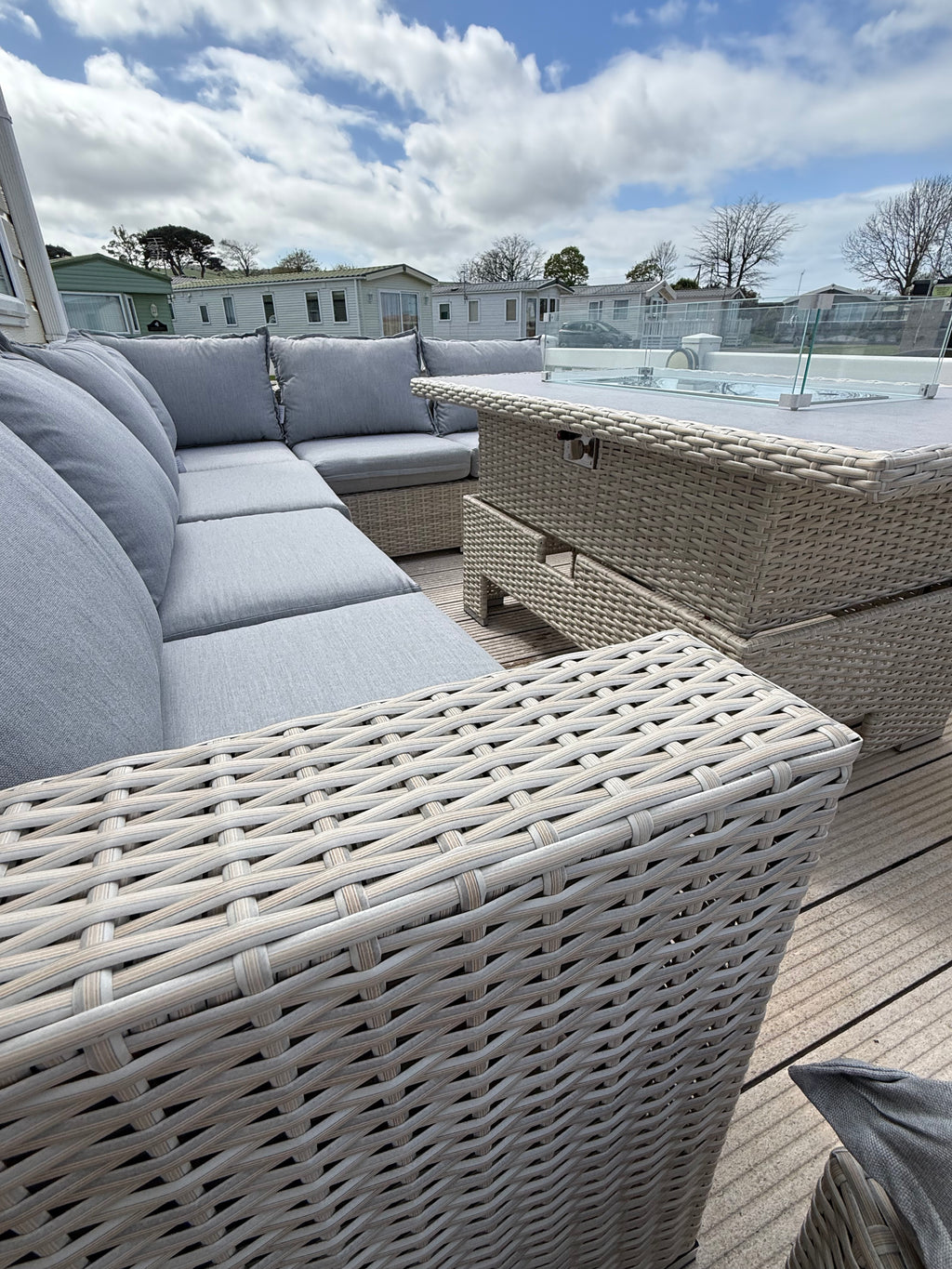 The Willow 🌿 6 Pcs Outdoor Rattan Dining Set Light Grey - Fire-pit Rise And Fall Table