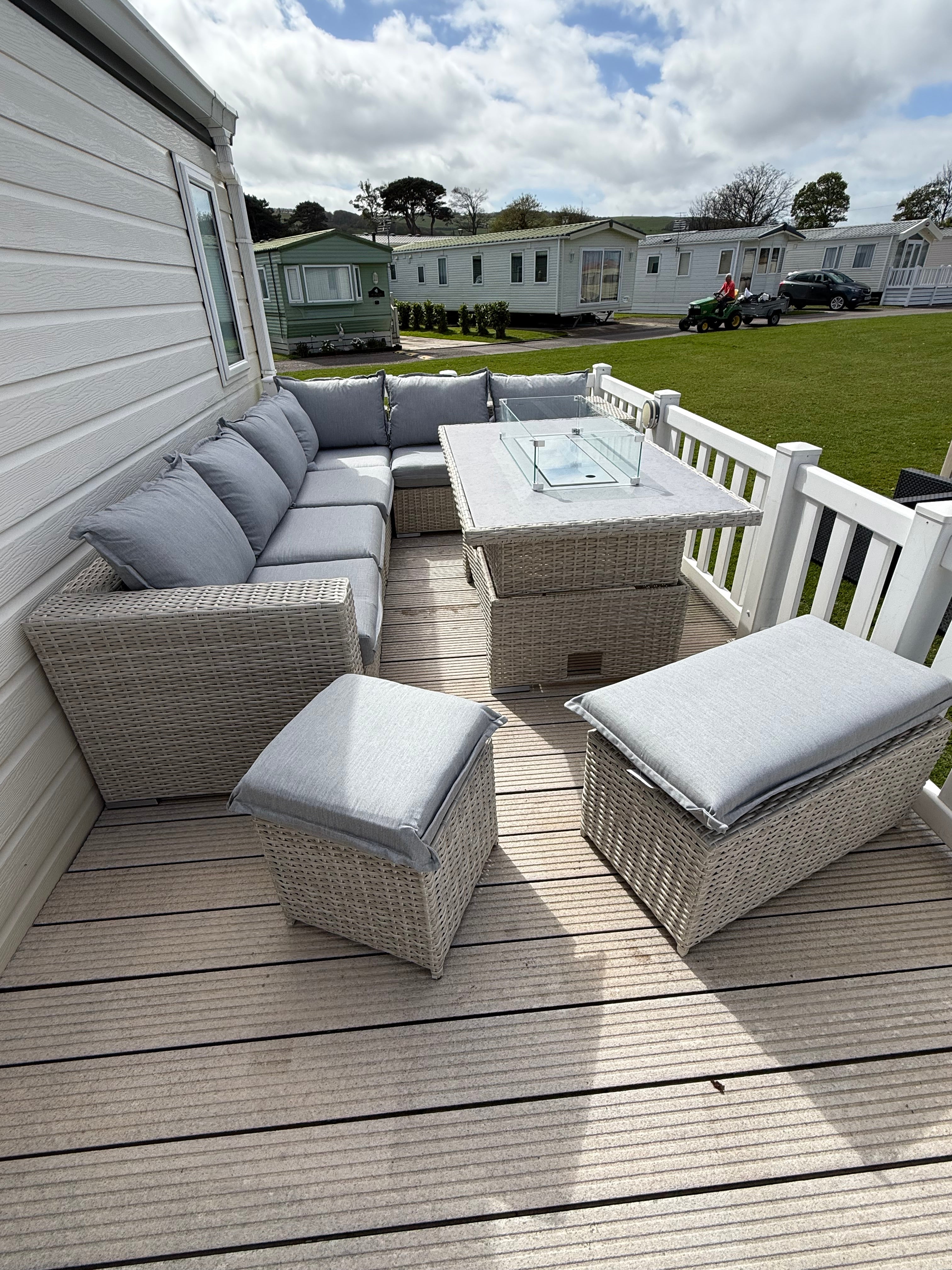 The Willow 🌿 6 Pcs Outdoor Rattan Dining Set Light Grey - Fire-pit Rise And Fall Table