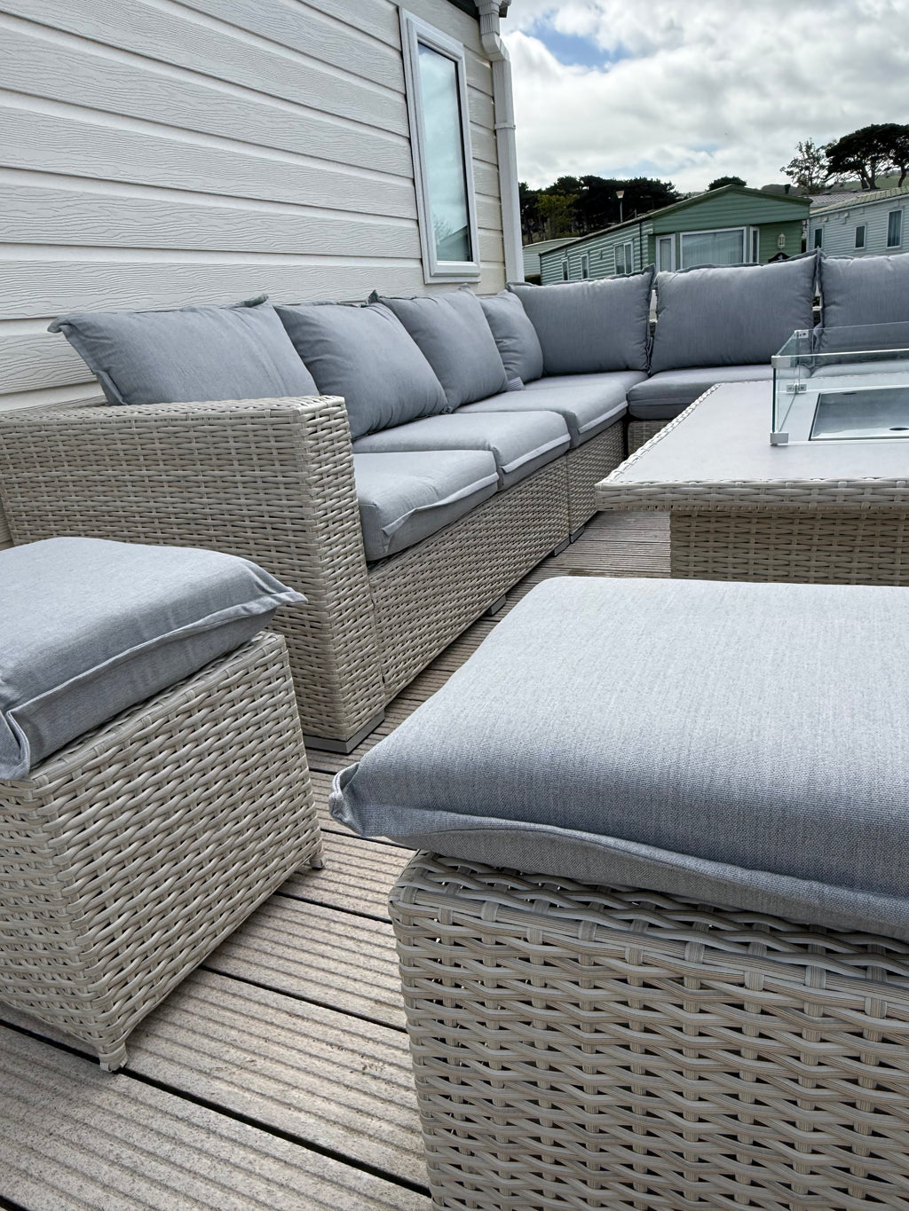 The Willow 🌿 6 Pcs Outdoor Rattan Dining Set Light Grey - Fire-pit Rise And Fall Table