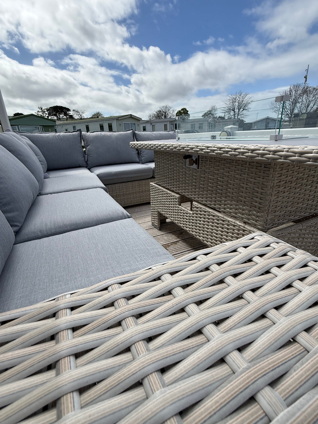 The Willow 🌿 6 Pcs Outdoor Rattan Dining Set Light Grey - Fire-pit Rise And Fall Table
