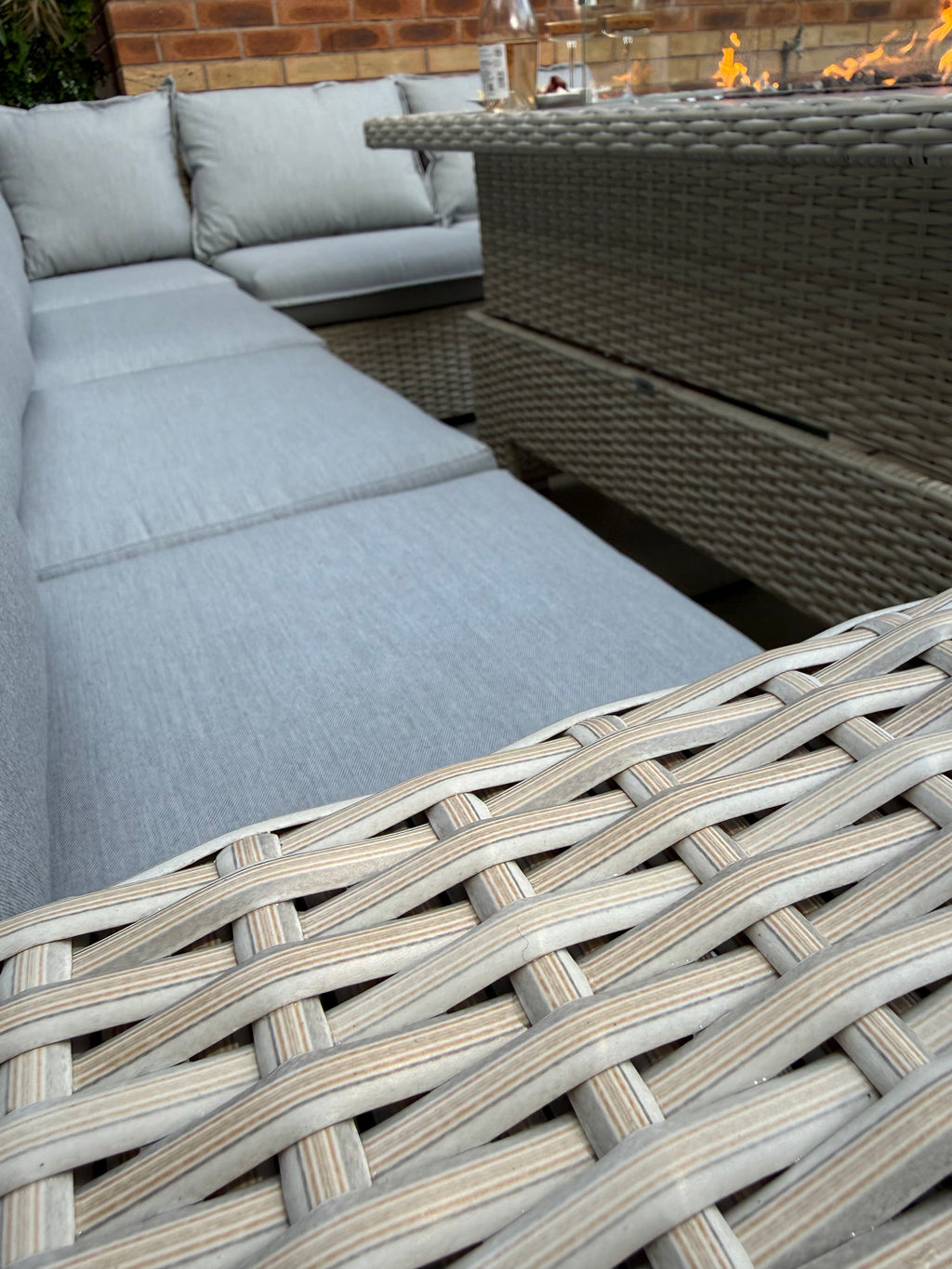 The Willow 🌿 6 Pcs Outdoor Rattan Dining Set Light Grey - Fire-pit Rise And Fall Table