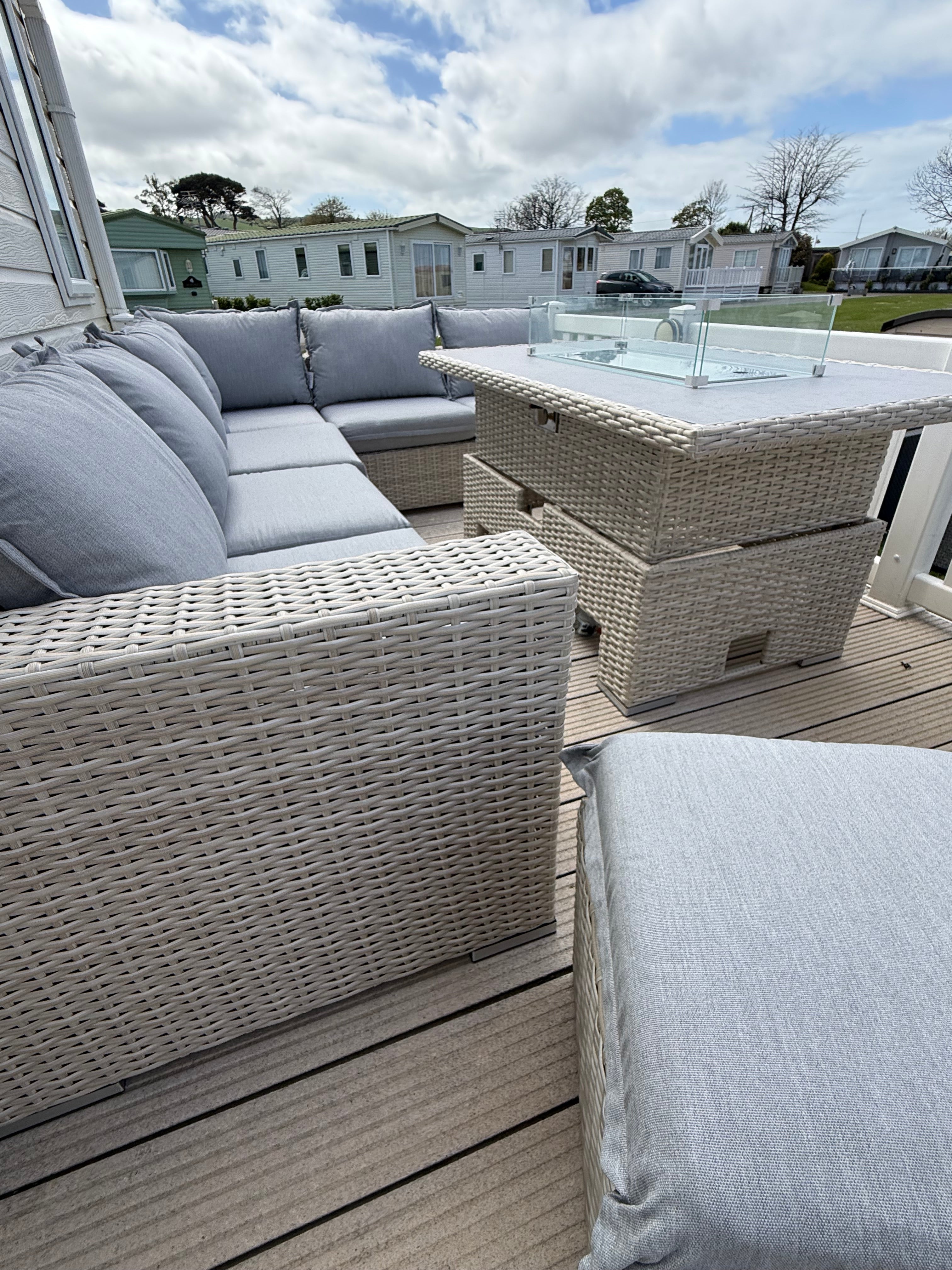 The Willow 🌿 6 Pcs Outdoor Rattan Dining Set Light Grey - Fire-pit Rise And Fall Table